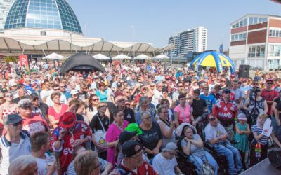Pinguins-Fans begrüßen ihre Lieblinge vor dem Mediterraneo