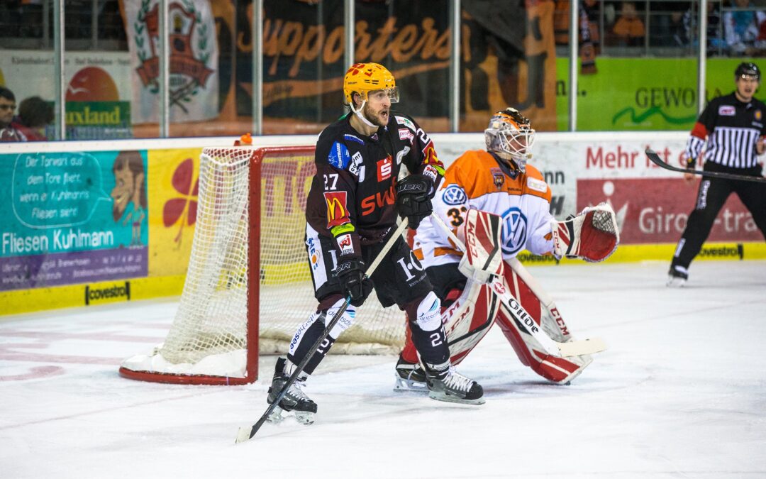 Carson McMillan hält den Pinguins die Treue