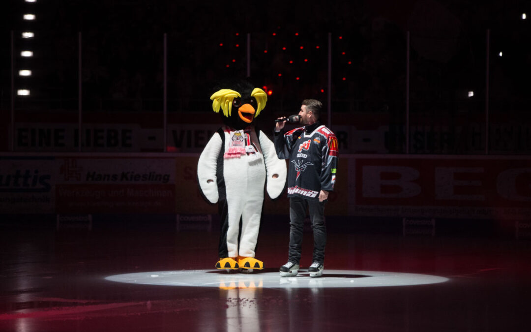 Stadionsprecher Felix beim Nordderby auf dem Eis